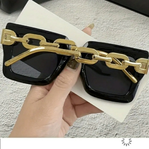 Luxury fashion sunglasses, large square frames in Black. - Picture 2 of 4